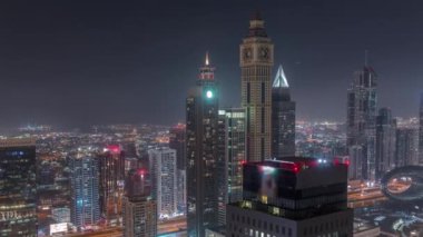 Şeyh Zayed Yolu 'ndaki gökdelenler ve Dubai, BAE' deki DIFC gece zaman çizelgesi..