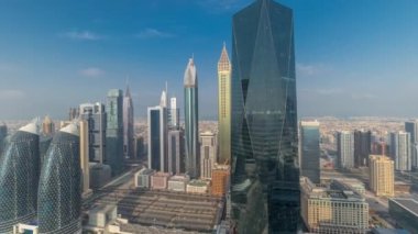 Sheikh Zayed karayolu zaman çizelgesinde Dubai 'deki finans merkezindeki fütüristik gökdelenlerin panoraması