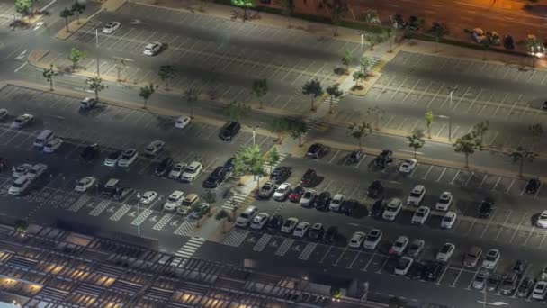 Duży parking w pobliżu centrum handlowego zatłoczone przez wiele samochodów timelapse widok z lotu ptaka — Wideo stockowe