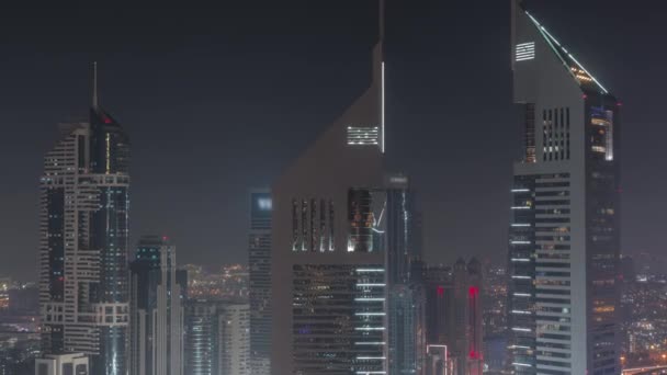 Widok na Emirates Towers i Sheikh Zayed drogi powietrza nocy timelapse — Wideo stockowe