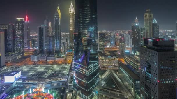 Panorama mostrando rascacielos futuristas en el centro de negocios del distrito financiero en Dubai noche timelapse — Vídeo de stock
