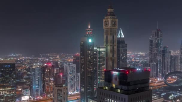 Skyscrapers op Sheikh Zayed Road en DIFC nachtelijke tijdspanne in Dubai, Verenigde Arabische Emiraten. — Stockvideo