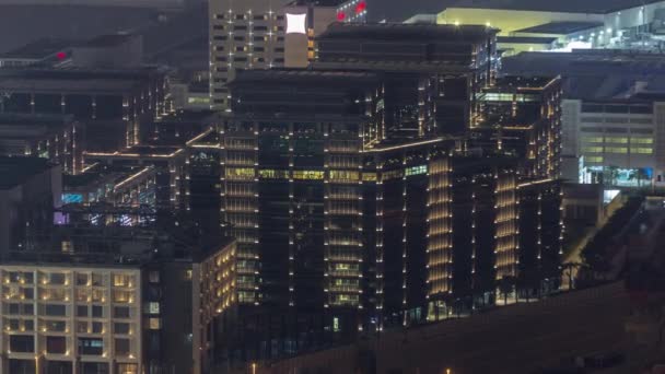 Hotéis e edifícios de escritórios no distrito financeiro em Dubai timelapse noite aérea — Vídeo de Stock