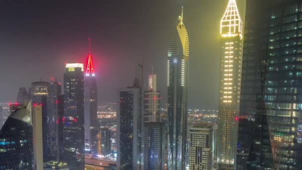 Centrum finansowe Dubaju z luksusowymi drapaczami chmur całą noc, Dubaj, Zjednoczone Emiraty Arabskie — Wideo stockowe