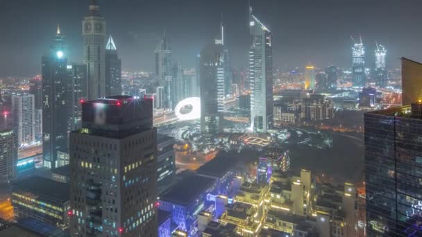 Panorama de rascacielos futuristas en el centro de negocios del distrito financiero en Dubai toda la noche timelapse — Vídeo de stock