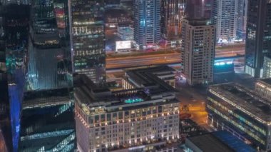 Sheikh Zayed Yolu yakınlarındaki gökdelenler ve Dubai, BAE 'deki DIFC bölge gece zaman çizelgesi..