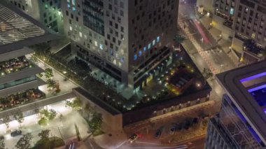 Ofis kulesi Dubai Uluslararası Finans Merkezi 'nde gece vardiyasında.