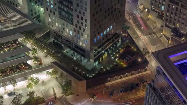 Tour de bureaux située dans la nuit du Centre financier international de Dubaï — Video