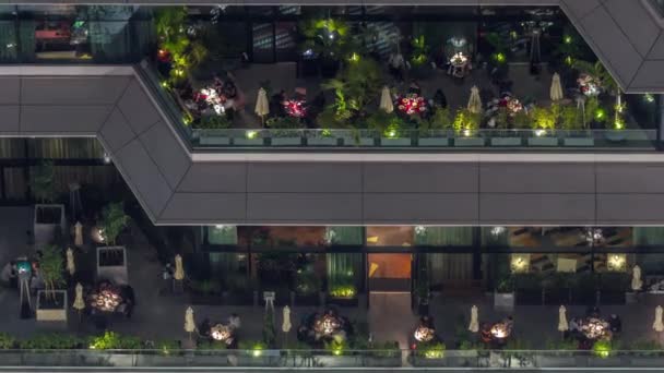 Αεροφωτογραφία του άνετου εστιατορίου στο αίθριο timelapse νύχτα — Αρχείο Βίντεο