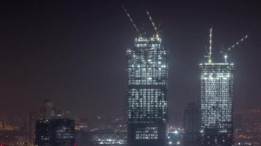 Geceleyin yeni gökdelen zaman çizelgesinin modern soyutlama sahasında çalışan turnalar