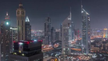 Şeyh Zayed Yolu 'ndaki gökdelenler ve Dubai, BAE' deki DIFC gece zaman çizelgesi..