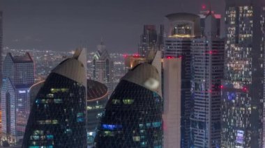 Sheikh Zayed Yolu yakınlarındaki gökdelenler ve Dubai, BAE 'deki DIFC bölge gece zaman çizelgesi..