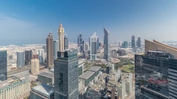 Πανόραμα φουτουριστικών ουρανοξύστες στο επιχειρηματικό κέντρο της οικονομικής περιοχής στο Ντουμπάι για Sheikh Zayed δρόμο timelapse — Αρχείο Βίντεο