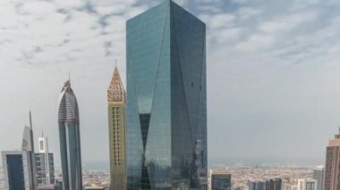 Şeyh Zayed yolundaki Dubai 'deki finans bölgesi iş merkezindeki fütüristik gökdelenlerin panoraması.
