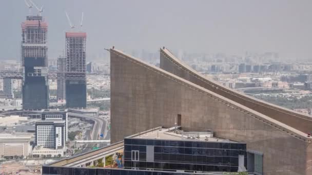 Vue aérienne du toit du gratte-ciel et de Bur Dubai, du ruisseau, du quartier de Deira et de Sharjah timelapse — Video