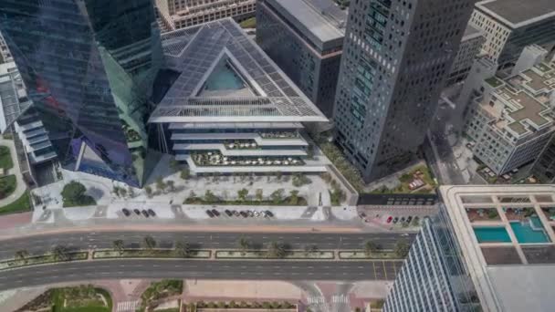 Torre de oficinas ubicada en el timelapse del Centro Financiero Internacional de Dubai — Vídeo de stock