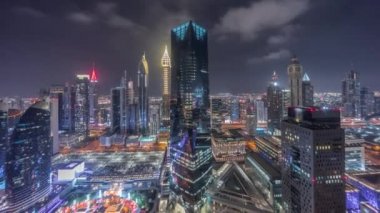 Dubai 'deki finans bölgesi iş merkezindeki fütüristik gökdelenlerin panoraması.
