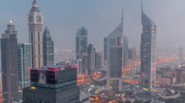 Sheikh Zayed Yolu 'ndaki gökdelenler ve Dubai' deki DIFC gece gündüz saatleri.