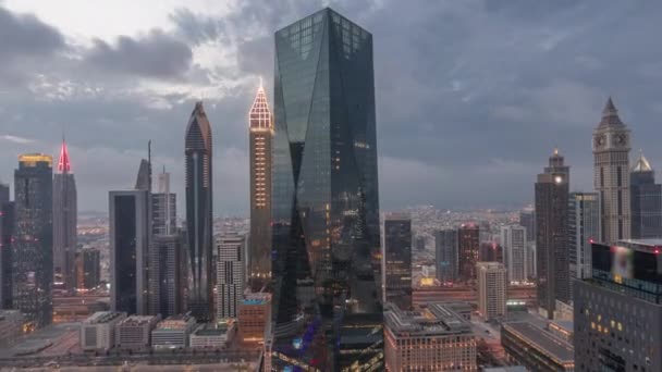 Panorama de rascacielos futuristas después de la puesta del sol en el centro de negocios del distrito financiero en Dubai día a noche timelapse — Vídeo de stock