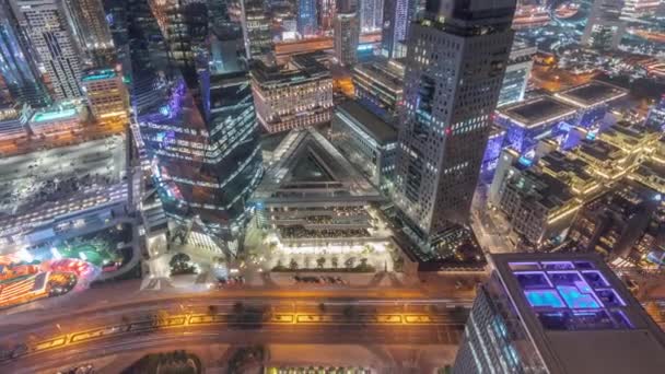 Panorama av futuristiske skyskrapere i finansdistriktets forretningssenter i Dubai nattetid – stockvideo