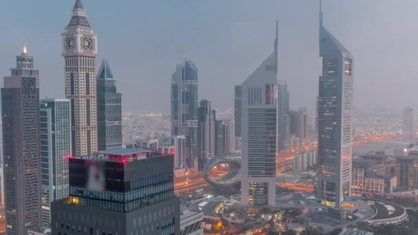 Rascacielos en Sheikh Zayed Road y DIFC noche a día timelapse en Dubai, Emiratos Árabes Unidos. — Vídeos de Stock