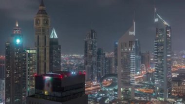 Şeyh Zayed Yolu 'ndaki gökdelenler ve Dubai, BAE' deki DIFC gece zaman çizelgesi..