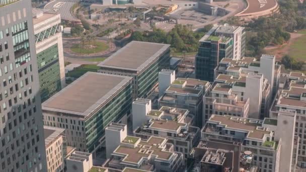 Hotels en kantoorgebouwen in het financiële district van Dubai luchtfoto timelapse — Stockvideo