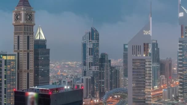Skyskrapor på Sheikh Zayed Road och DIFC dag till natt timelapse i Dubai, Förenade Arabemiraten. — Stockvideo