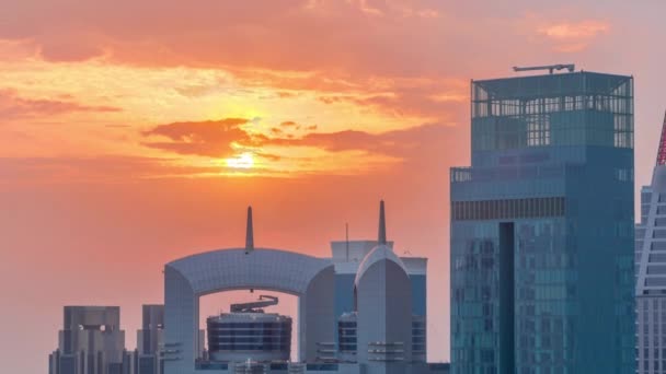 Solnedgång över finansiella centrum av Dubai stad med lyx skyskrapor timelapse, Dubai, Förenade Arabemiraten — Stockvideo