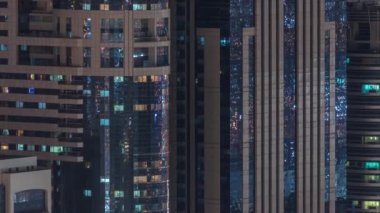 Gece geç saatlerde binanın dış tarafındaki pencereler zaman ayarlı olarak iç aydınlatmalı.