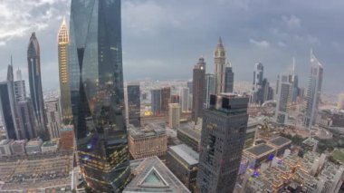 Gün batımından sonra Dubai 'deki finans merkezindeki fütüristik gökdelenlerin panoraması.