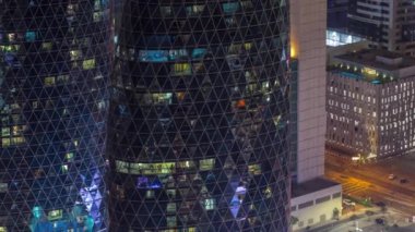 Sheikh Zayed Yolu yakınlarındaki gökdelenler ve Dubai, BAE 'deki DIFC bölge gece zaman çizelgesi..