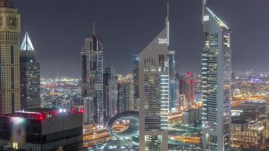 Sheikh Zayed Yolu ve DIFC 'deki gökdelenler Dubai, BAE' de tüm gece boyunca..