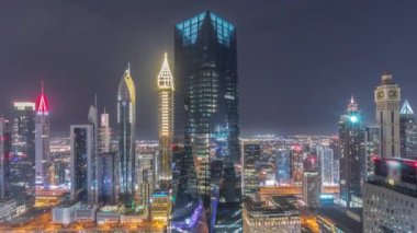 Dubai 'deki finans bölgesi iş merkezindeki gelecekçi gökdelenlerin panoraması.