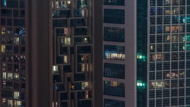Ramen in hoogbouw exterieur in de late avond met interieur lichten op timelapse — Stockvideo