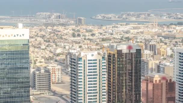 Flygfoto över lägenhetshus och villor bakom skyskrapor i Dubai city timelapse, Förenade Arabemiraten — Stockvideo