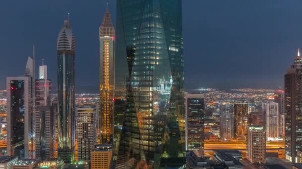 Centro financiero de la ciudad de Dubai con rascacielos de lujo noche al día timelapse, Dubai, Emiratos Árabes Unidos — Vídeos de Stock