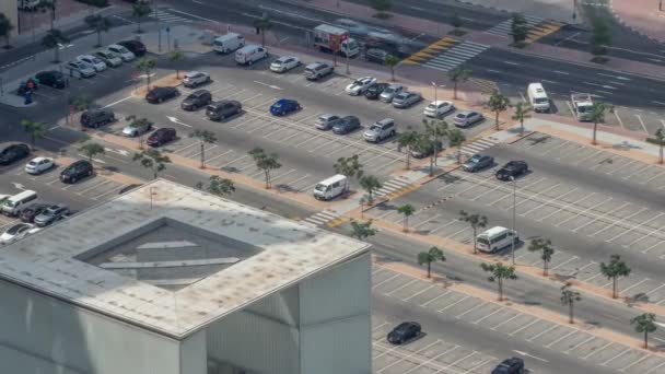 Großer Parkplatz in der Nähe von Einkaufszentrum von vielen Autos überfüllt Zeitraffer-Luftaufnahme — Stockvideo