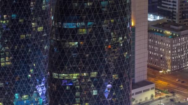 シェイク・ザイド・ロード付近の高層ビルとアラブ首長国連邦ドバイのDIFC地区の夜のタイムラプス. — ストック動画