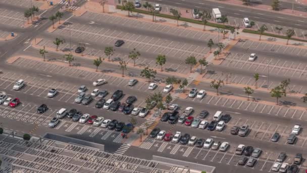 Велика парковка поблизу торгового центру, переповнена багатьма автомобілями з видом на повітря — стокове відео