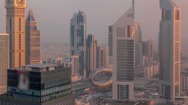 Rascacielos en Sheikh Zayed Road y DIFC timelapse matutino en Dubai, Emiratos Árabes Unidos. — Vídeo de stock