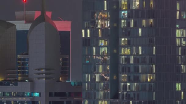 Ablakok toronyház külső késő este a belső világítás az időeltolódás — Stock videók