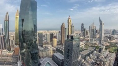 Sheikh Zayed karayolu zaman çizelgesinde Dubai 'deki finans merkezindeki fütüristik gökdelenlerin panoraması