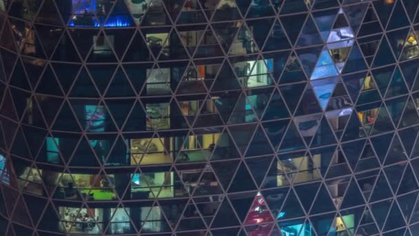 Ventanas en el exterior del edificio de gran altura al final de la noche con luces interiores en timelapse — Vídeos de Stock