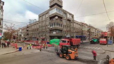 Traktör, silindir üzerinde yol onarım sitesi timelapse. Yol yapımı için makineler.