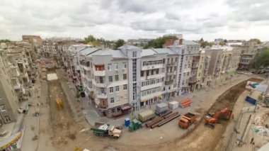 Endüstriyel Ekskavatör toprak malzeme yol inşaat sitesinden bir damperli kamyon timelapse yükleme.
