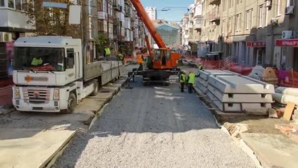 Lossning betong plattor från lastbil av crane på vägen konstruktion webbplats timelapse. — Stockvideo
