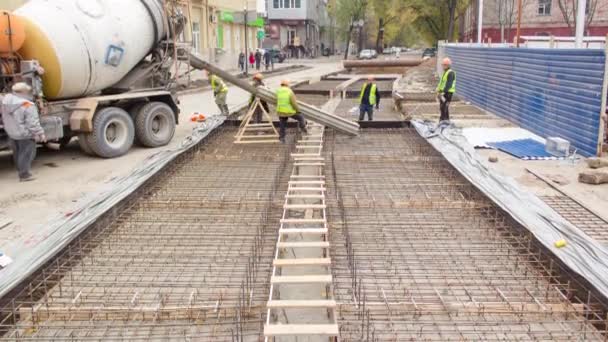 Trabajos de hormigón para obras de construcción de mantenimiento de carreteras con muchos trabajadores y timelapse mezclador — Vídeos de Stock