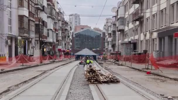 Straßenbahn nach ihrer Montage und Integration in Betonplatten auf der Straße Zeitraffer. — Stockvideo