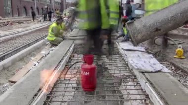 Beton Mikser timelapse hyperlapse tarafından yol yapmak için çelik takviye koyduktan sonra hazır beton dökme.